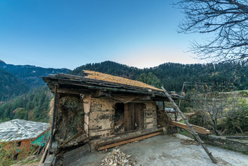 Fototapeta na wymiar Typical wooden alpine house in himachal in himalayas