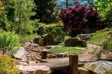 Obraz premium old wood bridge in japanese garden