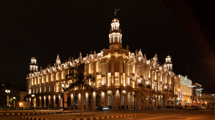 vue nocturne du théâtre à la havane