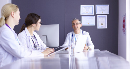 Obraz premium Doctors having a medical discussion in a meeting room