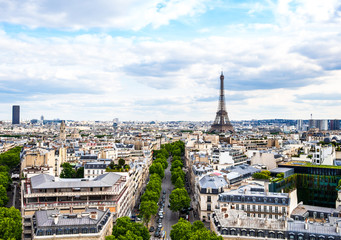 凱旋門から眺めるエッフェル塔とパリ市内