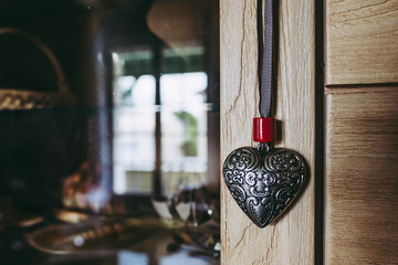 Coeur décoratif en métal suspendu à une porte