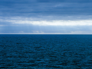 Fototapeta premium 日本海の雲間から光の筋が見える