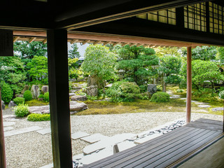 縁側と畳のある日本建築から庭をみる