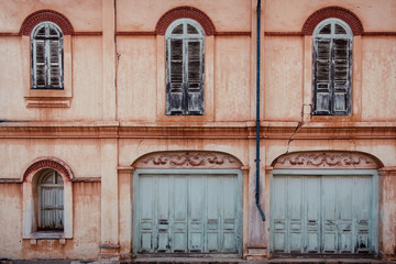 Fototapeta na wymiar windows in old building
