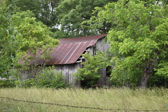 Missouri, U.S.A. Vintage tin roof barns