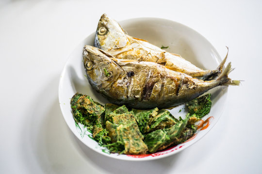 Fried Mackarels with Acacia Pennata Omellet