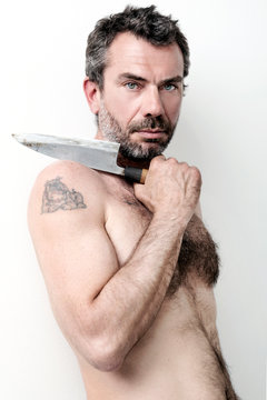 Uomo con coltello a petto nudo