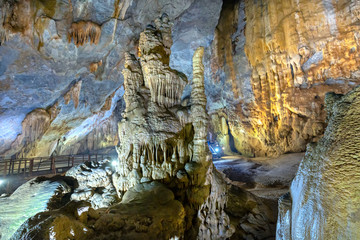 Fototapeta na wymiar Beautiful Paradise Cave with stalactites and stalagmites in Phong Nha national park, Quang Binh, Vietnam