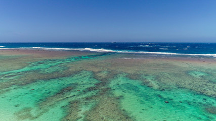 奄美のサンゴ礁の海。エメラルドグリーン © KOSAC