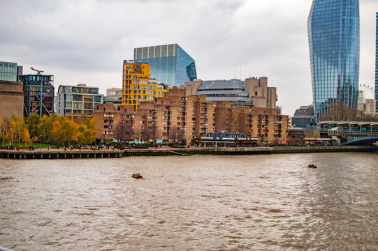 London south river thames with flowing water