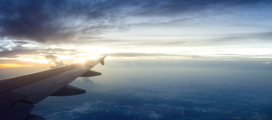 Flugzeug fliegt bei Sonnenaufgang 