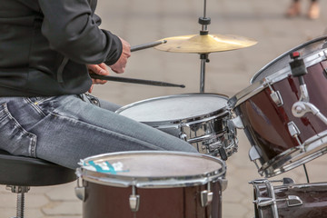 Fototapeta na wymiar Man playing drums at a concert in the park