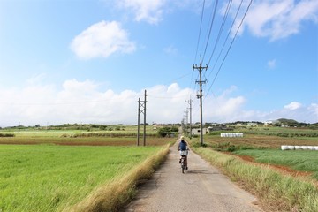 小浜島でサイクリングをする女性