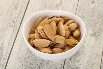 Unpeeled Almonds nuts