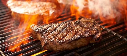 Foto op Aluminium rib-eye steaks koken op vlammend grillpanorama © Joshua Resnick