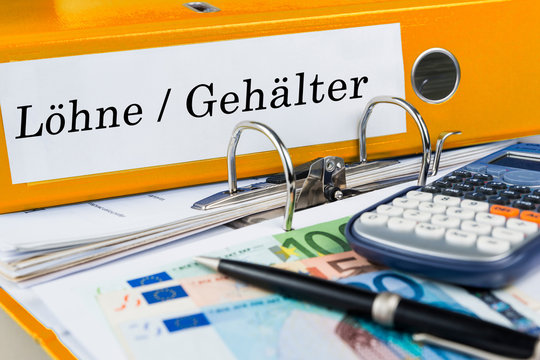 Aktenordner auf Schreibtisch mit Beschriftung