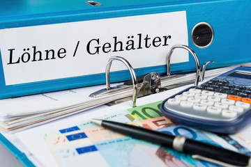 Aktenordner auf Schreibtisch mit Beschriftung