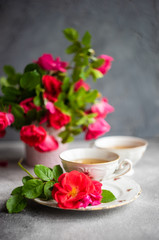 Obraz na płótnie Canvas Tea set with red roses