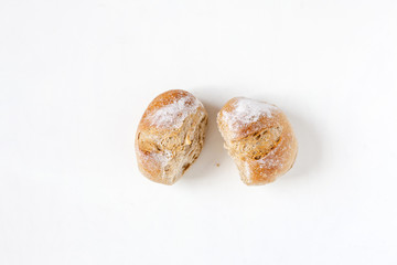 durchgebrochenes Roggenbrötchen auf weißem Hintergrund