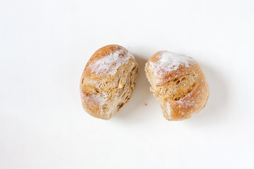 durchgebrochenes Roggenbrötchen auf weißem Hintergrund