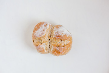 Roggenbrötchen auf weißem Hintergrund