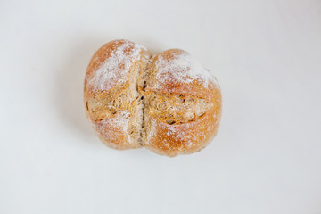 Roggenbrötchen auf weißem Hintergrund