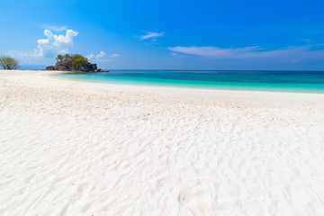 Fototapeta na wymiar beautiful white beach with tree tropical sea in lipe island thailand
