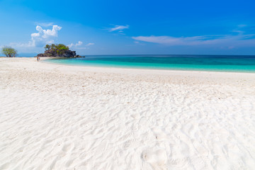 Obraz premium white beach with coral reef tropical sea in lipe island thailand