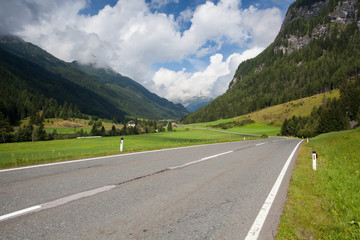 Fototapeta premium Letni krajobraz w ośrodku narciarskim Obertauern