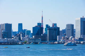 Obraz premium (Tokyo-Cityscape) Słoneczny dzień Krajobraz wybrzeża Zatoki Takeshiba 2