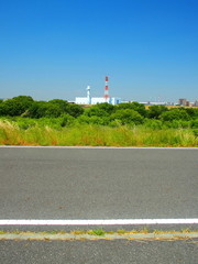 江戸川土手から見る河川敷と対岸の排水機場風景