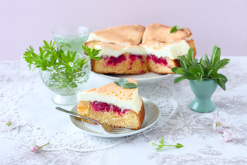 Baiserkuchen mit Beeren