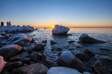Fototapeta na wymiar Sunrise by the sea in winter