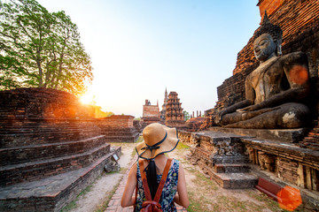 Naklejka premium Zachód słońca i światło w historycznym parku Sukhothai