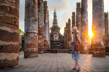 Naklejka premium Sunset and light in Sukhothai historical park