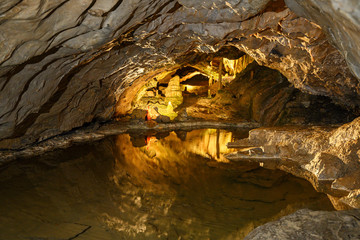 Sich im Wasser spiegelnde Felsen, Beatushöhle, bei Interlaken, Bern, Schweiz