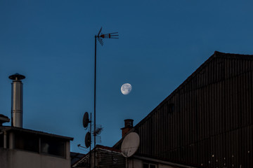 Fototapeta na wymiar moon over city