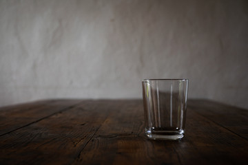 Leeres Wasserglas auf dem Tisch in der Küche