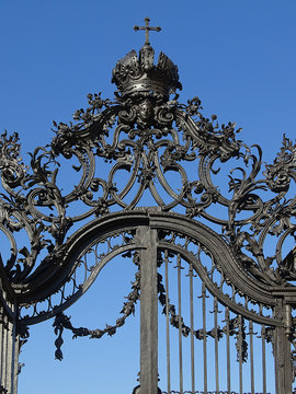 Schmiedekunst. Die Schmiedekunst ist ein uraltes Handwerk, bei dem Metalle &ndash; zuerst Kupfer, dann Bronze und Eisen sowie verschiedene Edelmetalle &ndash; durch H&auml;mmern, Pressen oder Verdrehen geformt werden