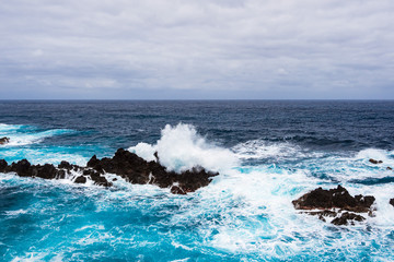 Wellen und Felsen in Porto Moniz auf der Insel Madeira, Portugal