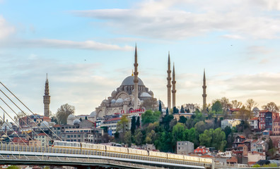 Naklejka premium Widok Złotego Rogu na nowo wybudowany most Halic Metro Bridge, zastosowano filtr vintage