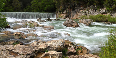 Wasserfall und Fluss in den Cevennen in Frankreich
