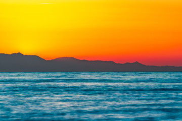 le Costa Calabra in silhouette prima del sorgere del sole vista da Riposto 