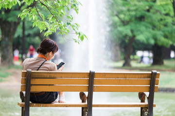 公園で一人で過ごす女性