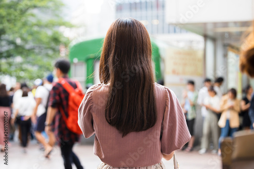 渋谷駅で待ち合わせの女性の後ろ姿 Wall Mural Wallpaper Murals Paru 渋谷駅で待ち合わせの女性の後ろ姿 Wall Mural Wallpaper Murals Paru