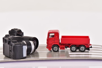 ダンプカーと道とカメラ © yujismilebituke