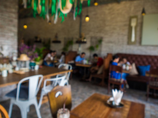 Obraz premium Blurred indoor coffee shop with busy people
