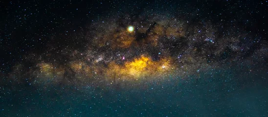 Foto op Canvas Nachtlandschap met kleurrijke en lichtgele Melkweg Vol sterren aan de hemel in de zomer Prachtig universum Achtergrond van ruimte © Surasak