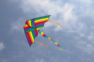 aquilone colorato nel cielo blu, colorful kite in the blue sky